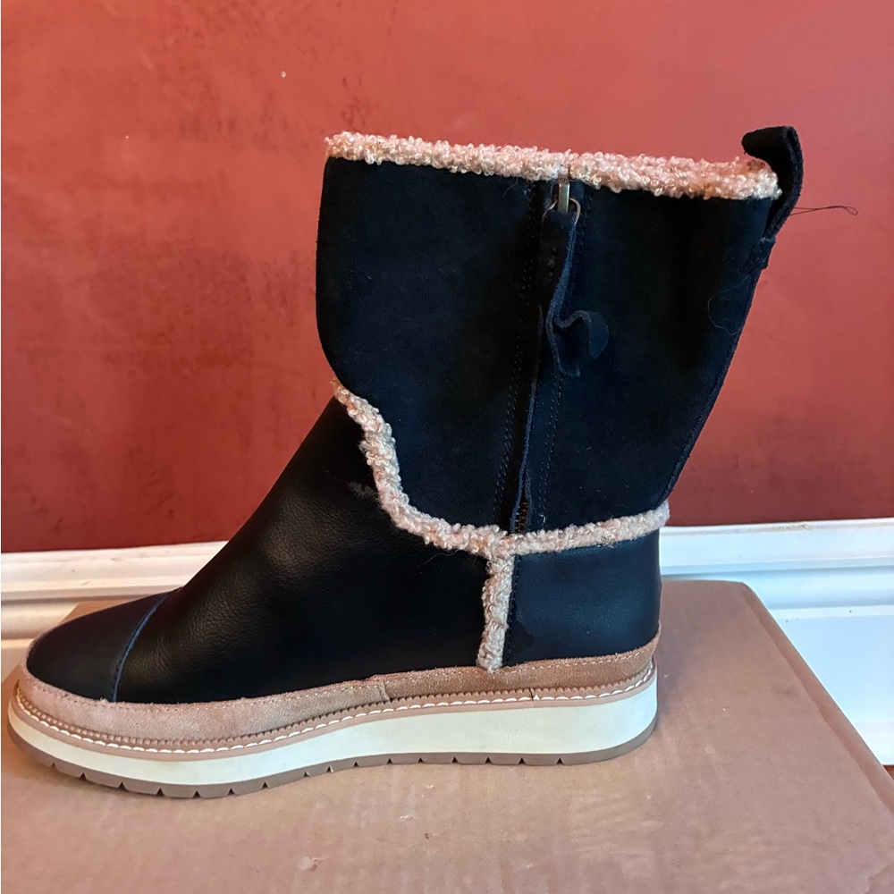 TOMS Makenna Women's Black & Tan Leather Shearling Water Resistant Boots, Size 6 - Picture 8 of 12
